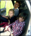 Sonen min och mina barnbarn i bilen p vg hem efter studentfirandet.