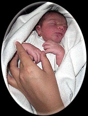 Elvis med sin mors trygga hand (finger! hehe) i sin!